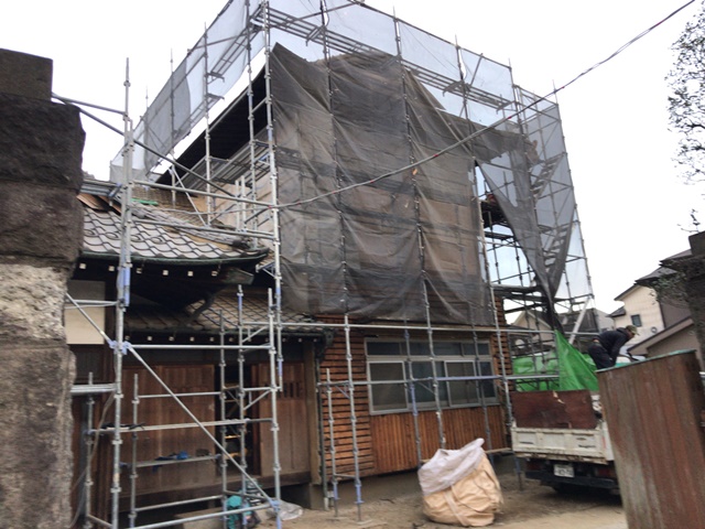 東京都足立区西綾瀬の屋根瓦・壁・バルコニーアスファルト・最終升撤去工事後の様子です。